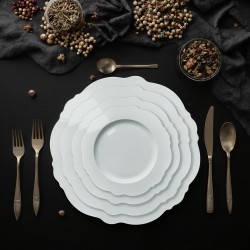 Customizable Logo White Scalloped Dinner Plates Fine Bone China Daisy Wedding Plates Flower Shaped Charger Plate